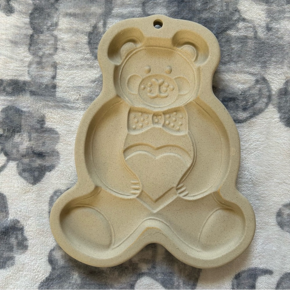 Pampered Chef Vintage 1991 Teddy Bear Stoneware Cookie Mold with Heart